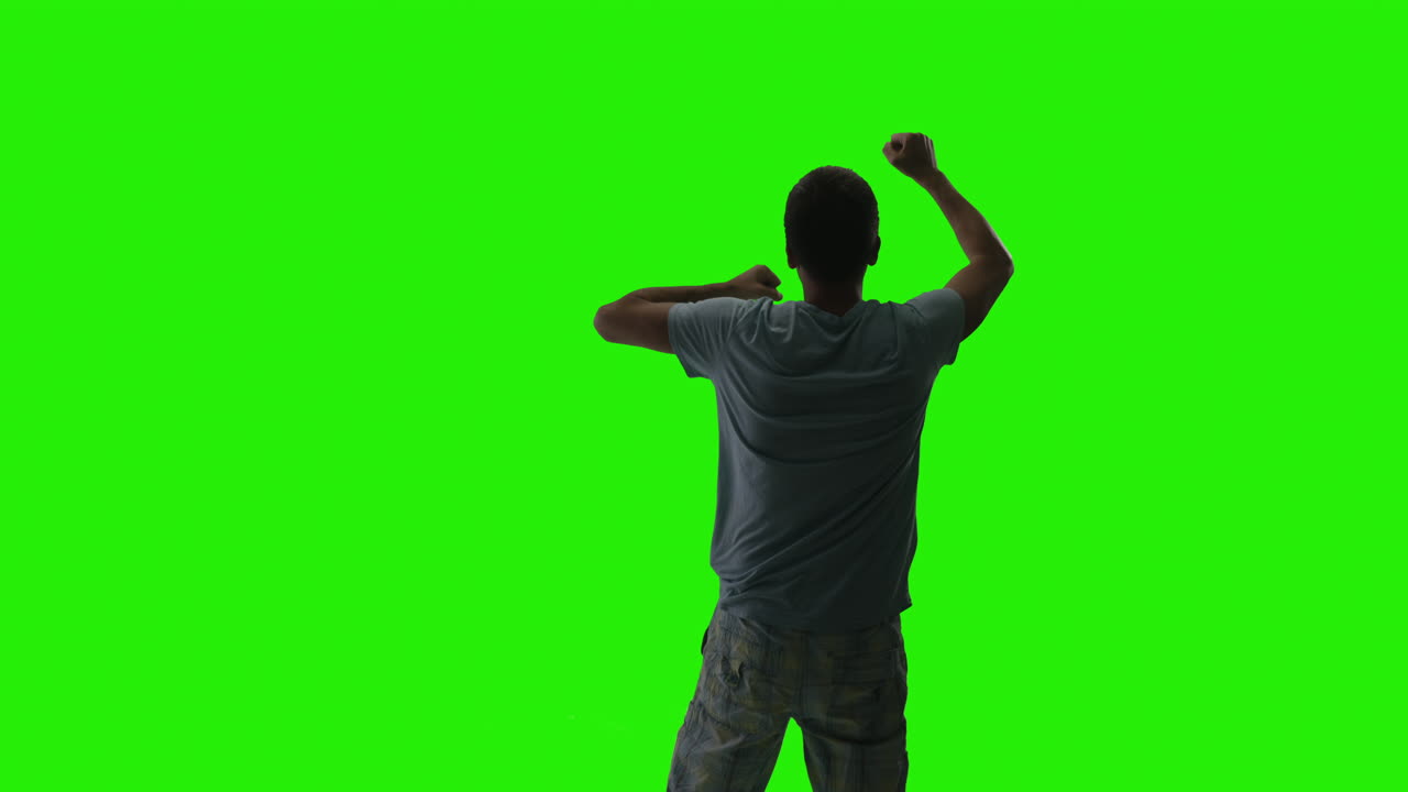 hombre celebrando contra la pantalla verde