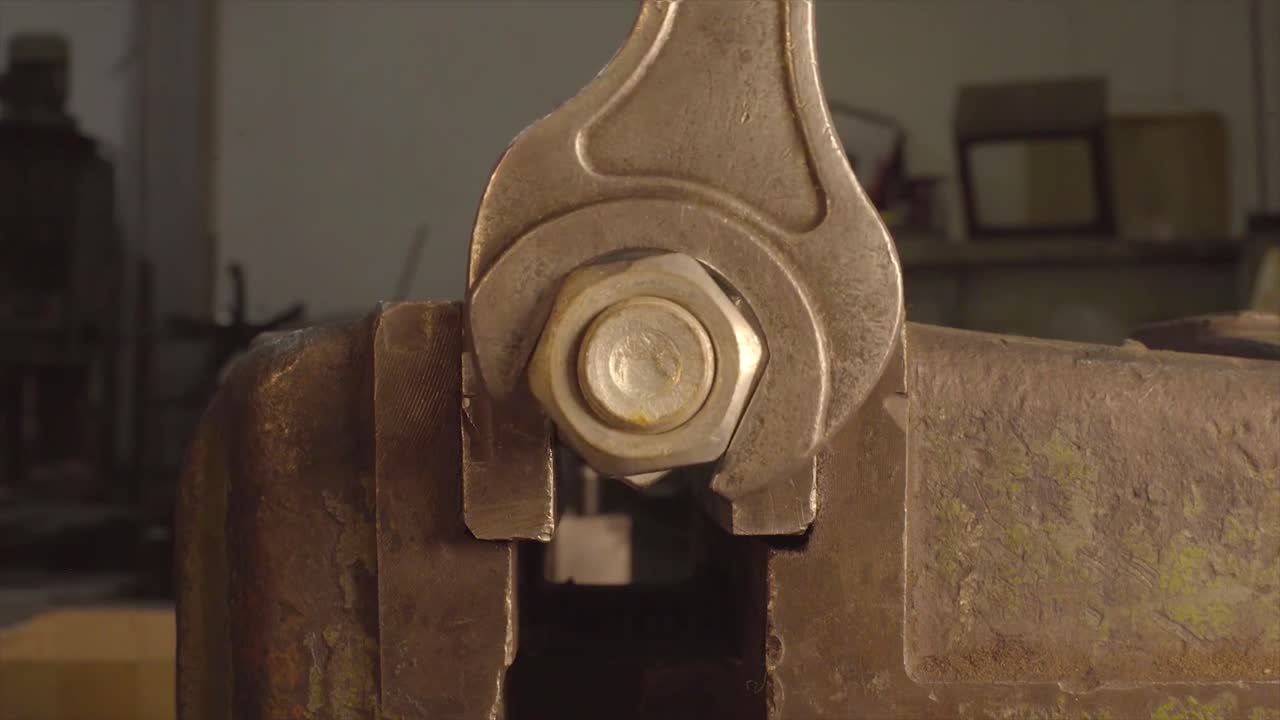 비스 에 있는 견과류 를 단단히 는 렌치