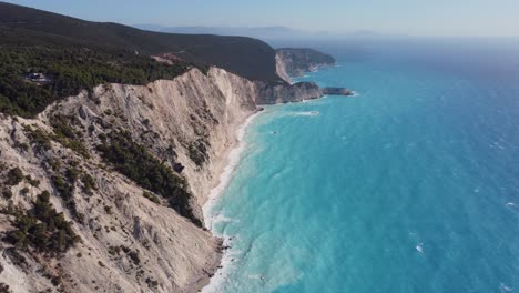 希腊莱夫卡达岛 (lefkada island) 的埃格雷姆尼海<unk> (egremni beach) 的水晶般清<unk>