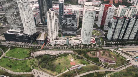 Vista-Aérea-De-Los-Alrededores-Del-Parque-La-Mexicana-En-Santa-Fe,-Ciudad-De-México.