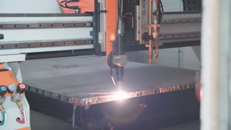 Máquina-De-Plasma-CNC-Cortando-Metal-En-La-Fábrica,-Establecidor.