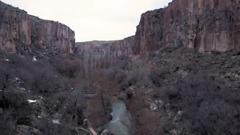 Low-Aerial-View-Of-Ihlara-Valley-In-Cappadocia,-Turkey