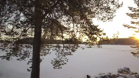 Lago-Congelado-En-Falun,-Suecia-Durante-Un-Frío-Invierno-En-Diciembre,-Filmado-Con-Un-Dron