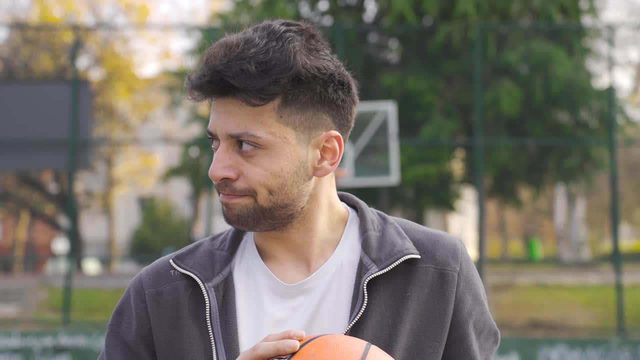 el hombre agresivo trata de calmar su ira pero falla.