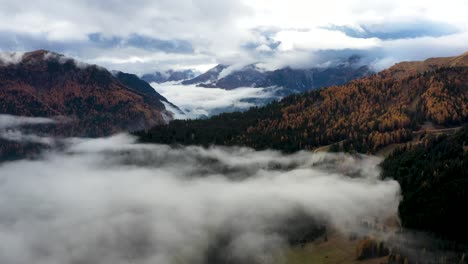 Imágenes-Aéreas-De-La-Escena-Del-Otoño-En-El-Paisaje-Montañoso-De-Los-Dolomitas,-Italia