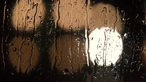 Varias-Tomas-Y-Movimiento-De-Cámara-De-Gotas-De-Lluvia-Detalladas-Cayendo-Sobre-La-Ventana