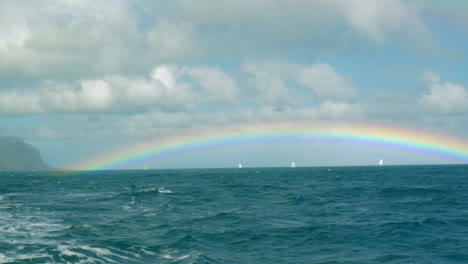 el arco iris sobre el océano azul