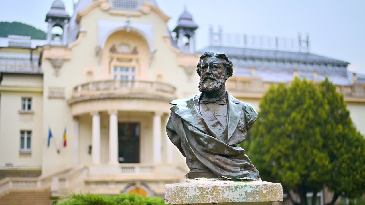 Statua di Dimitrie Gika situata di fronte al casinò di Sinaia, in Romania