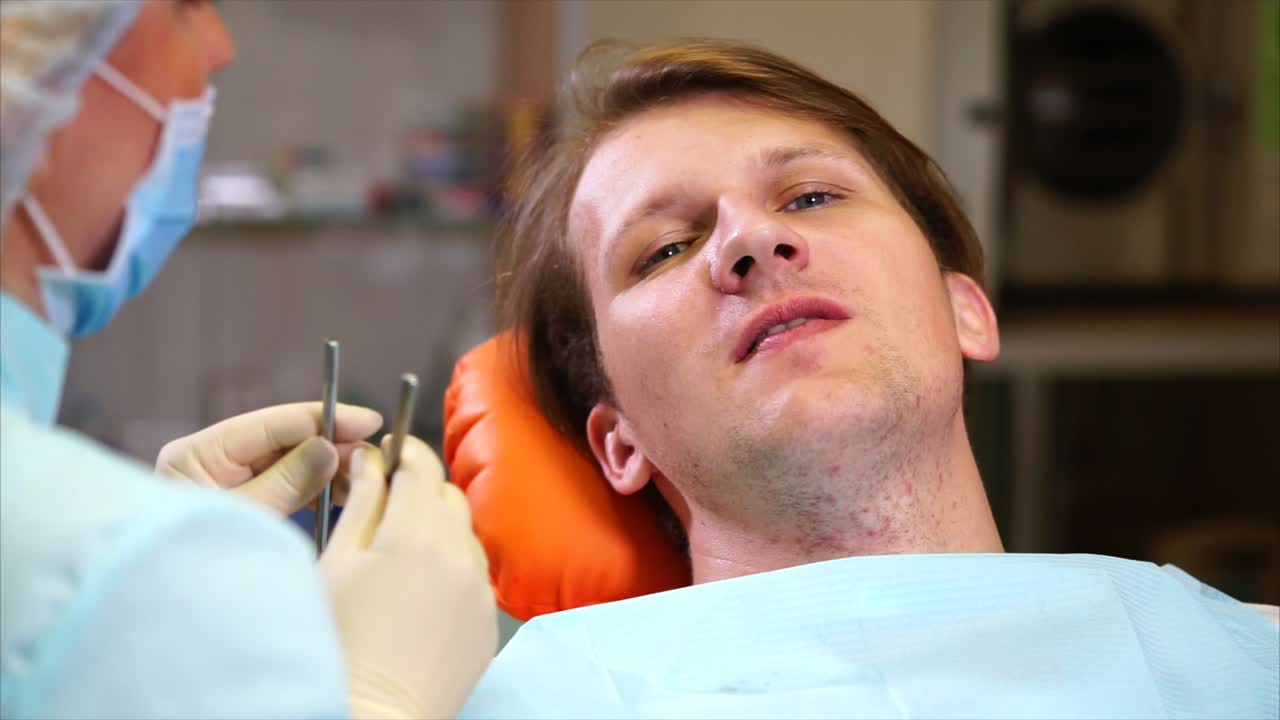 dentista examinando a un paciente