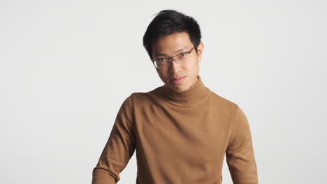 카메라를 쳐다보며 춤추는 아시아인