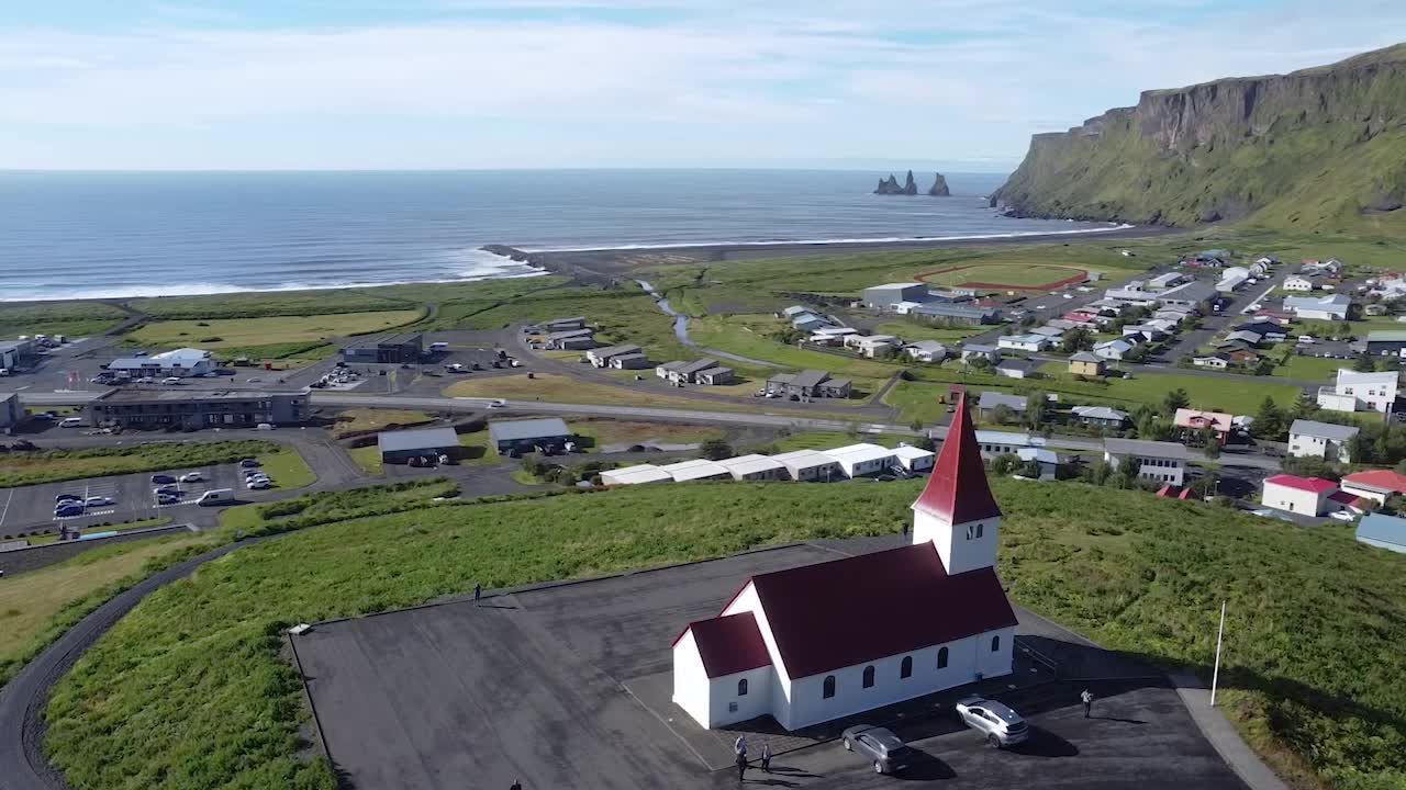 la emblemática iglesia de vík í mýrdal desde la perspectiva de un dron