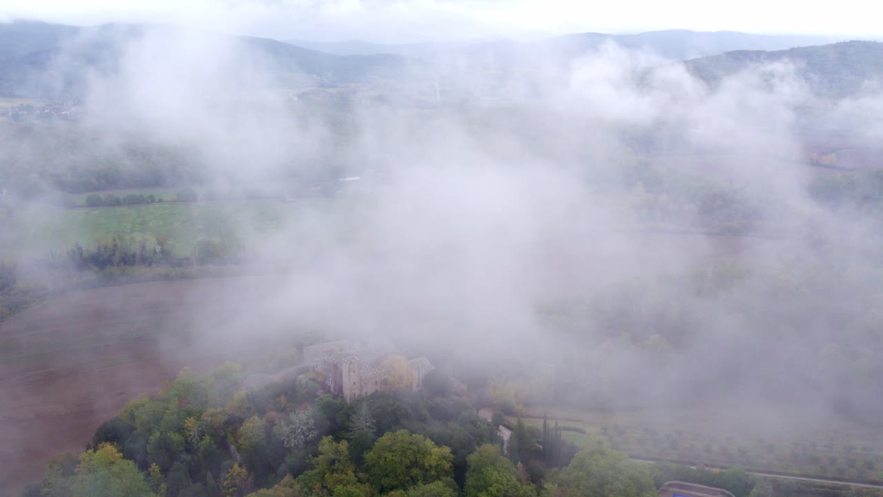 Castello di Montalto circondato da un colorato fogliame autunnale, Toscana, Italia