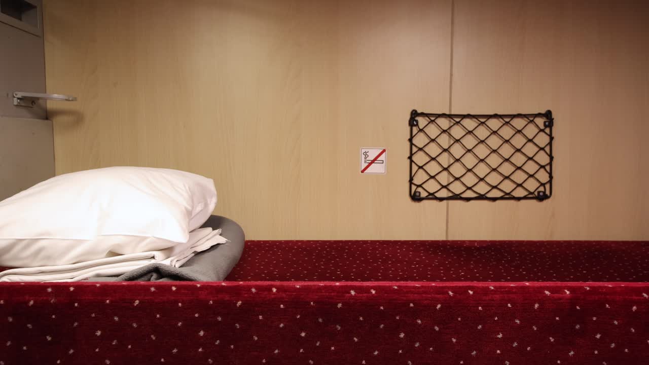 Bed on a moving night train, establisher