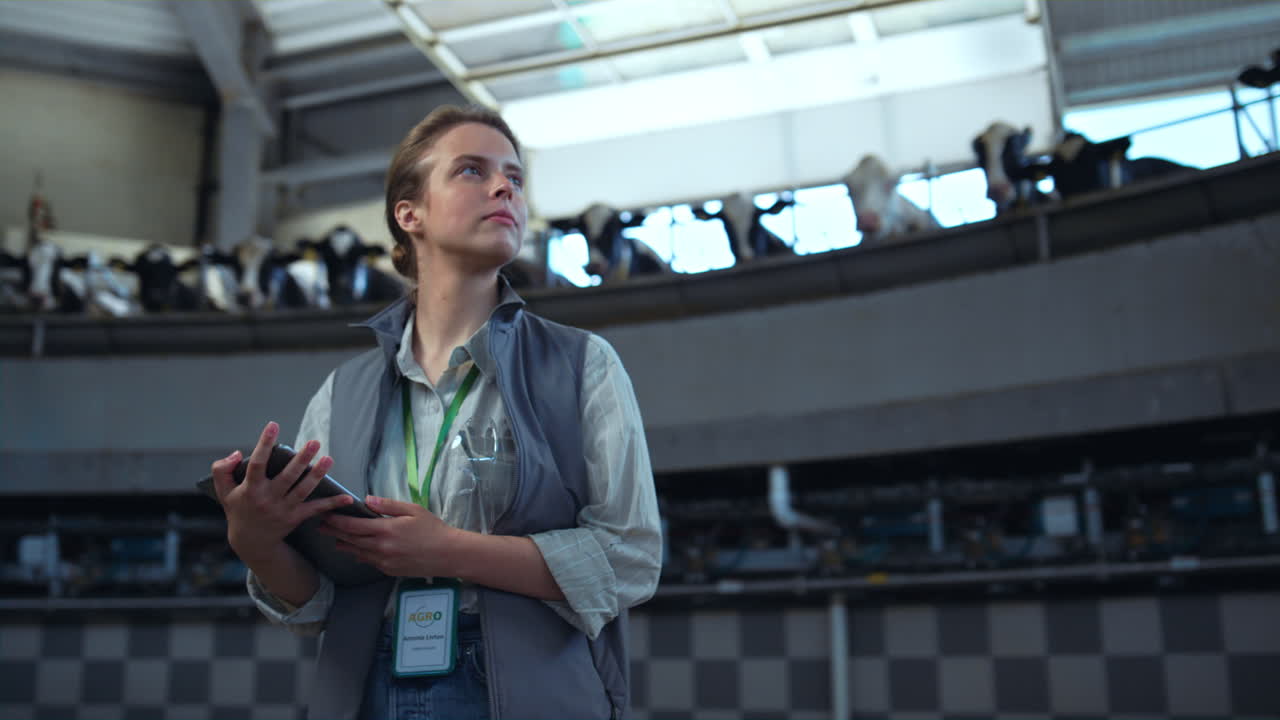 gerente de la granja lechera comprobando la instalación de producción. supervisor de la explotación de la computadora