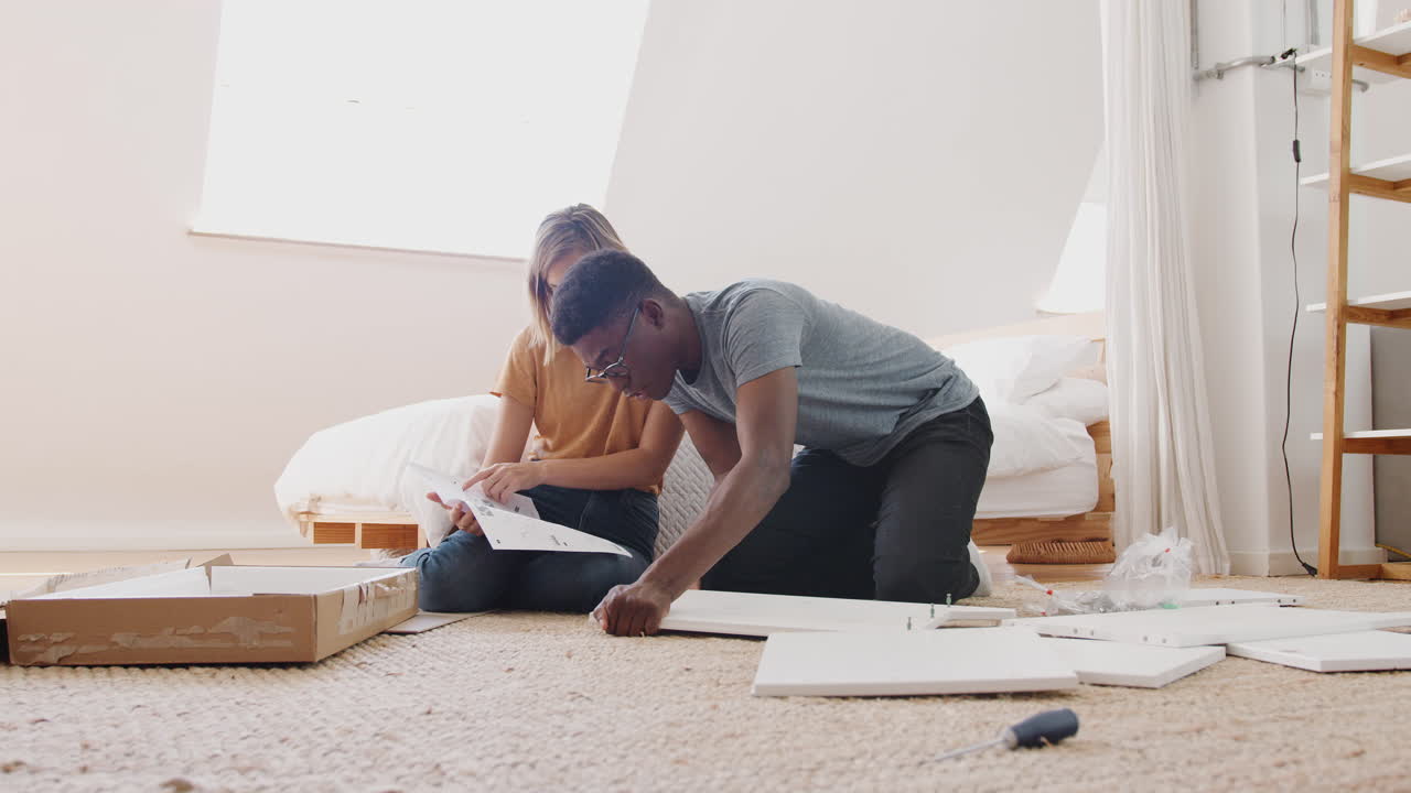 Pasangan Di Rumah Baru Merakit Furnitur Rakitan Sendiri