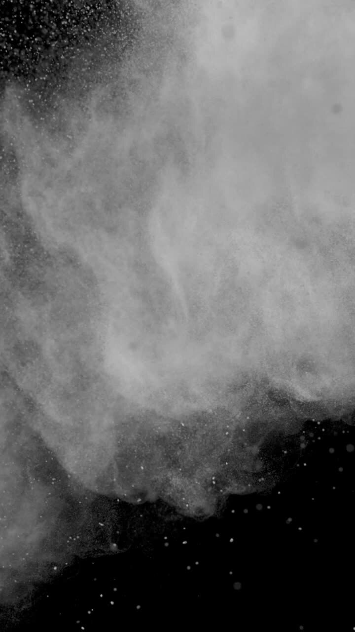 Ripresa in super slow motion di un'esplosione di polvere bianca colorata a 1000 fps, vista verticale
