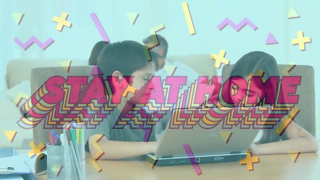 다채로운 텍스트의 애니메이션 노트북을 사용하는 백인 형제자매를 통해 집에 머무르는 것