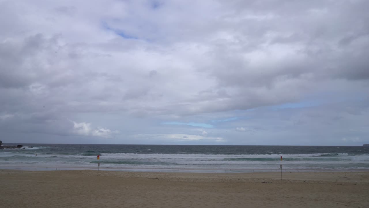 playa de surf vacía de sydney bondi, apocalipsis zombie en nueva gales del sur, australia
