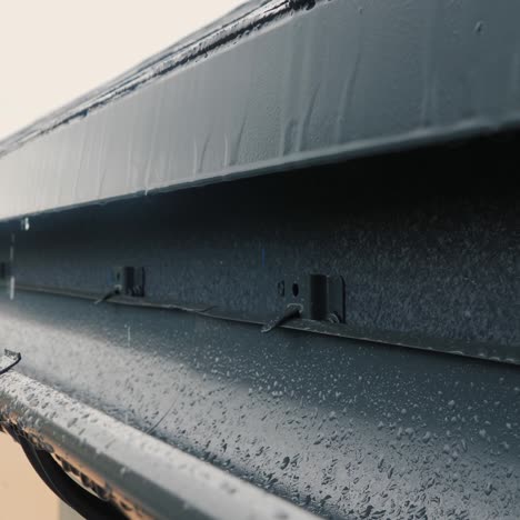 desagüe de lluvia en canaletas en el techo de la casa 4