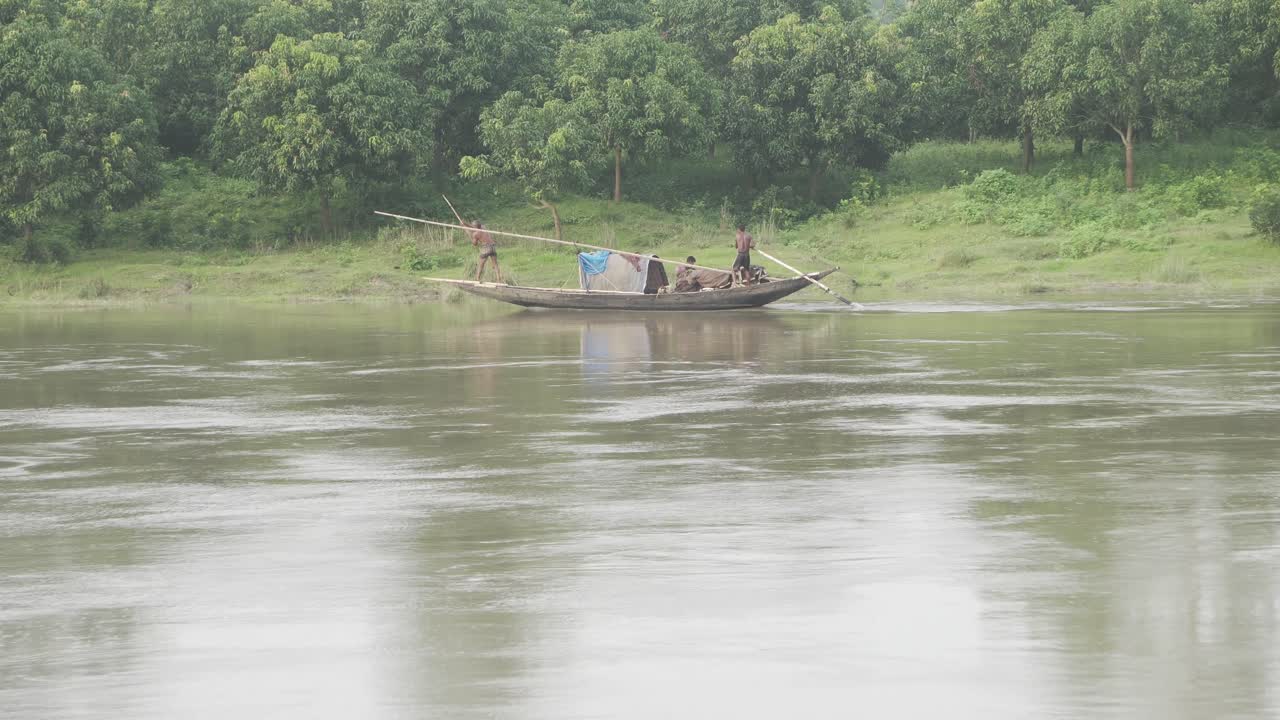 Um barco passando por um manguezal pelo curso do rio