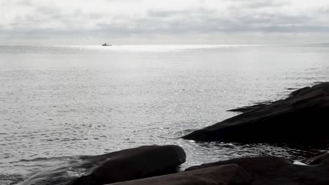 Wasser,-Fischerboot-Und-Felsen