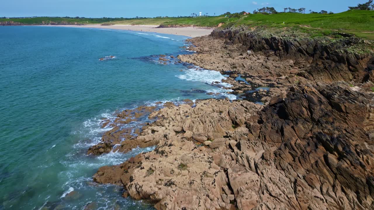 Drone voando sobre a costa rochosa e a arenosa Plage des Blancs Sablons, Le Conquet, Bretanha, França. Revelação aérea de drone com inclinação para cima.