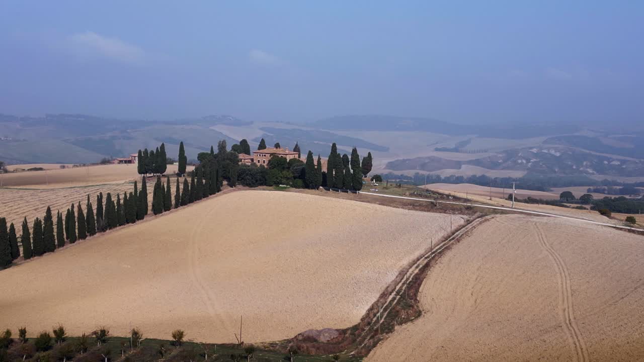 vuelo de vista aérea mágica de arriba niebla matutina valle de la toscana italia otoño 23