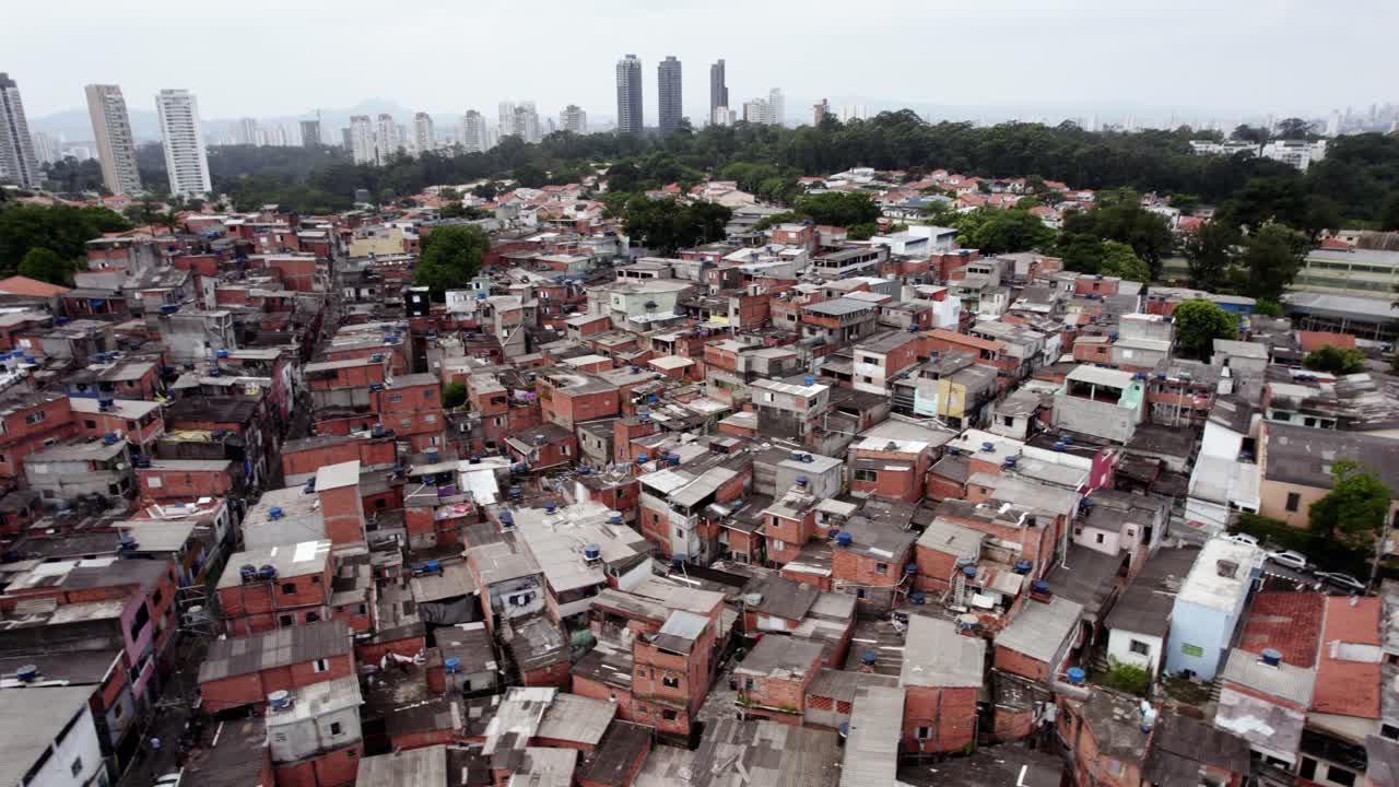 toma de drones de una comunidad del ghetto en sao paulo, día nublado en brasil, américa del sur