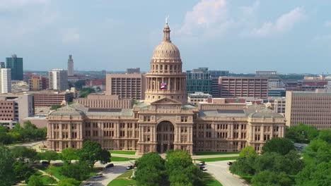 imágenes aéreas de drones del edificio capital en austin, texas