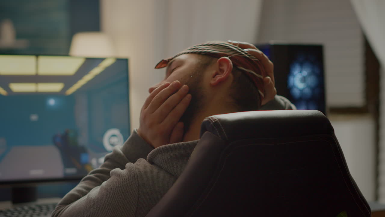 1인칭 슈팅 게임을 하는 프로 게이머 의 뒷면  ⁇