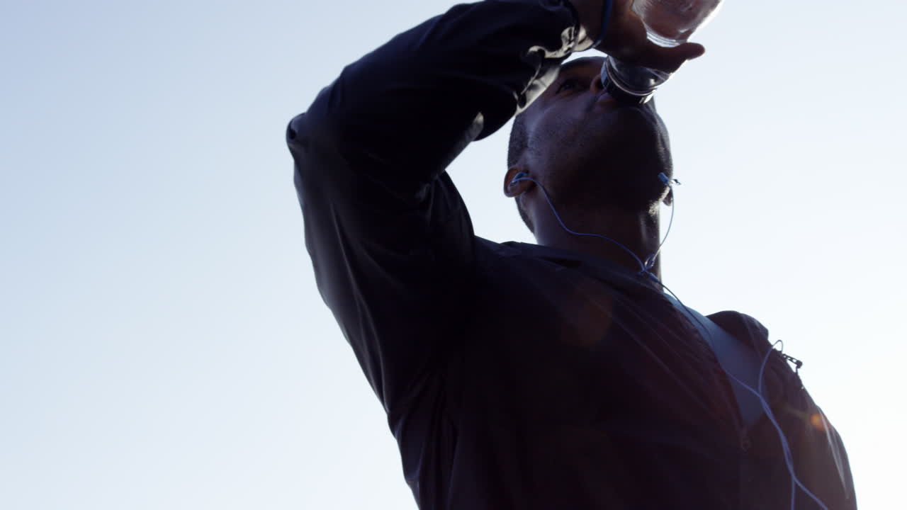 그의 몸을 재설정하기 위해 수분을 공급하고 있습니다.