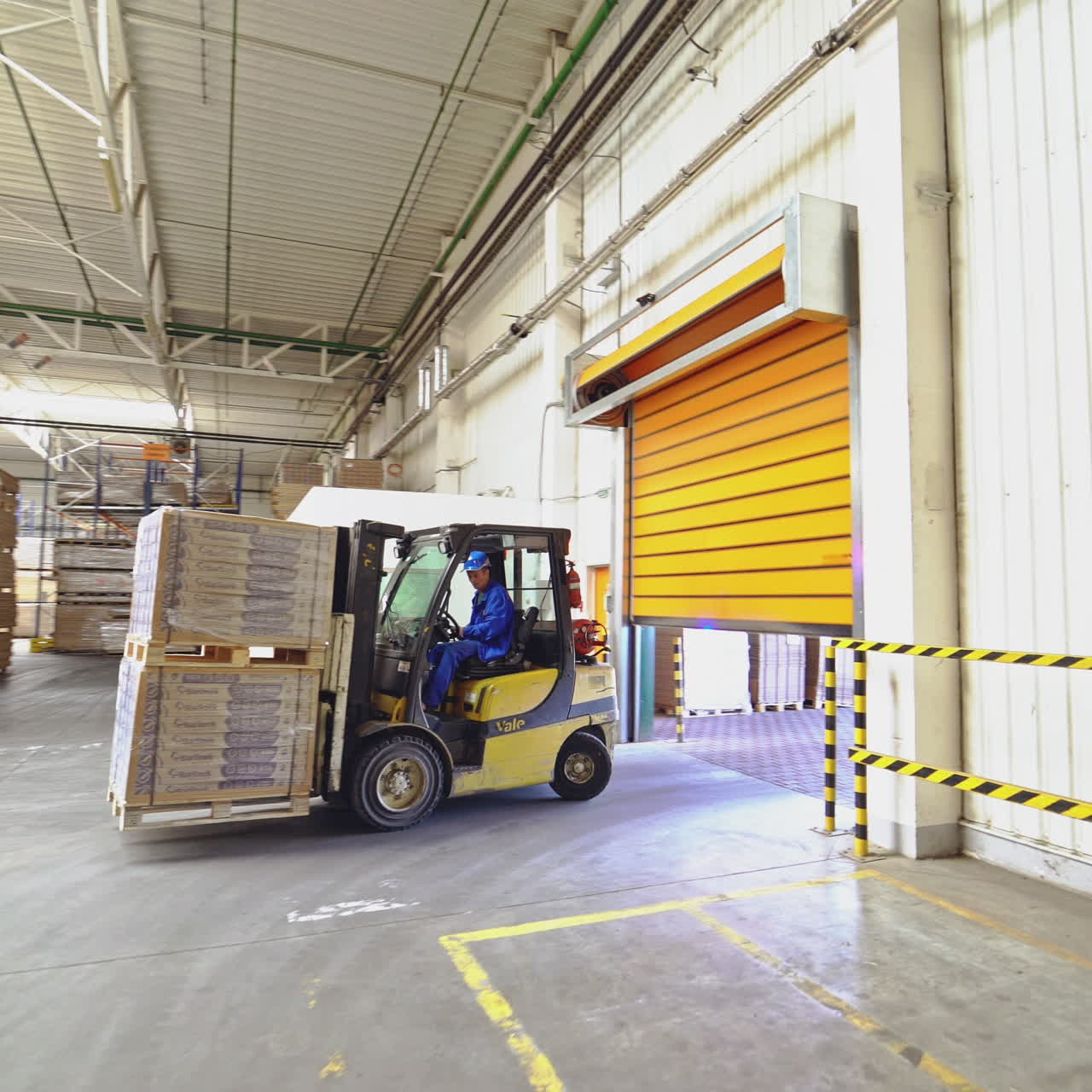 Interno di un magazzino. Stabilimento di produzione di tavole di parquet.
