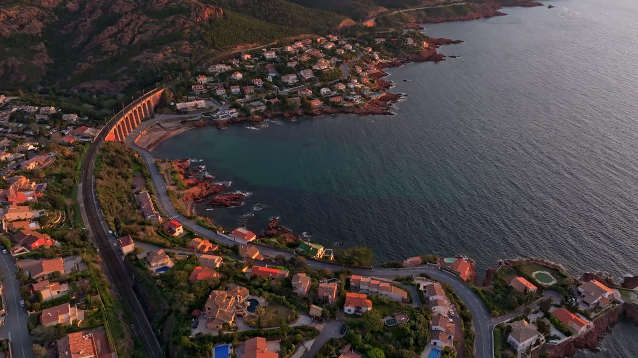 Vista aérea de baía serena e da histórica Saint-Raphaël ao amanhecer.
