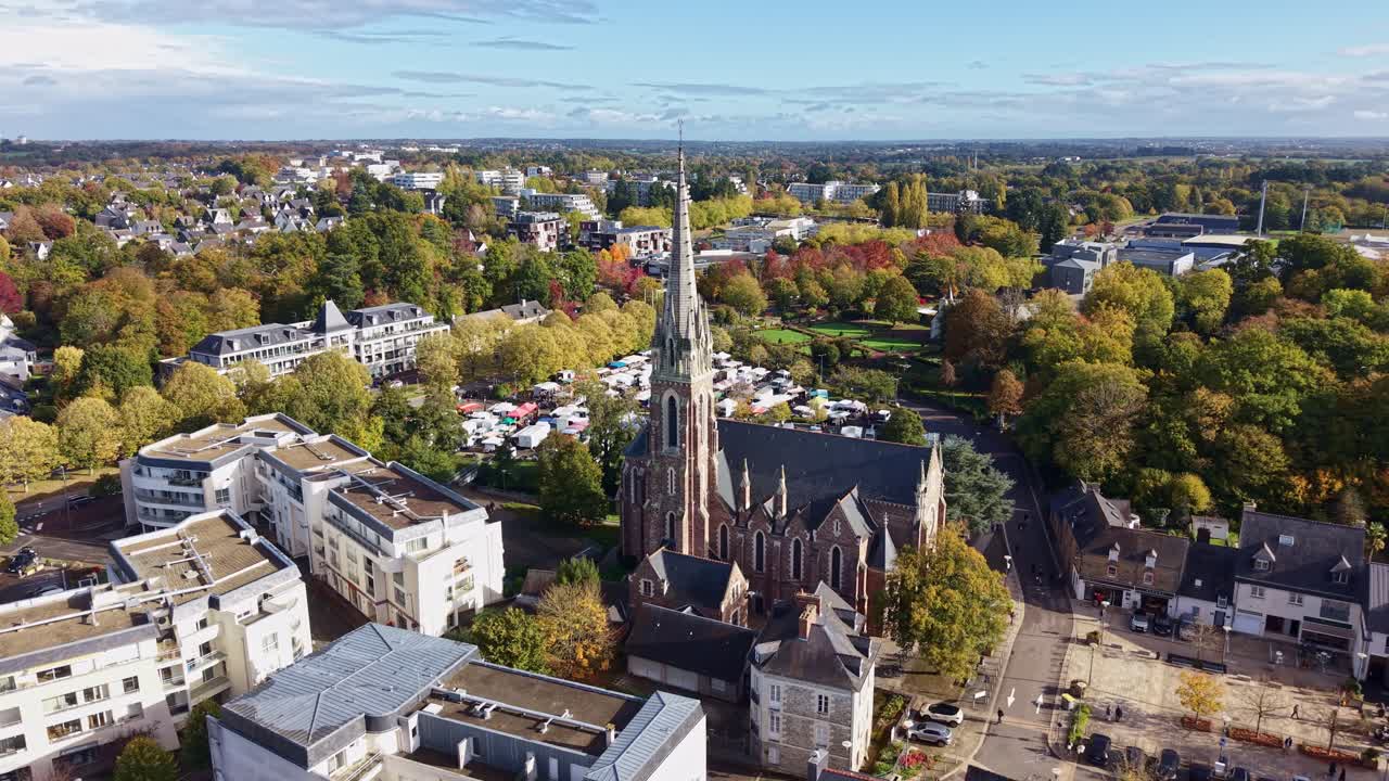 Lokalny rynek i zabytkowy kościół w Cesson Sevigne, w Bretanii we Francji. Ujęcie z drona bokiem