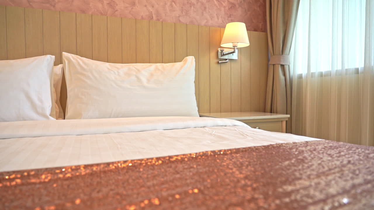 반짝이는 침대 위의 왼쪽 기울기 카메라 이동을 닫습니다.