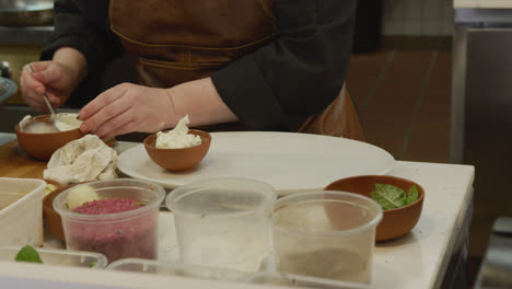 Mujer-Caucásica-Cocinando-En-La-Cocina