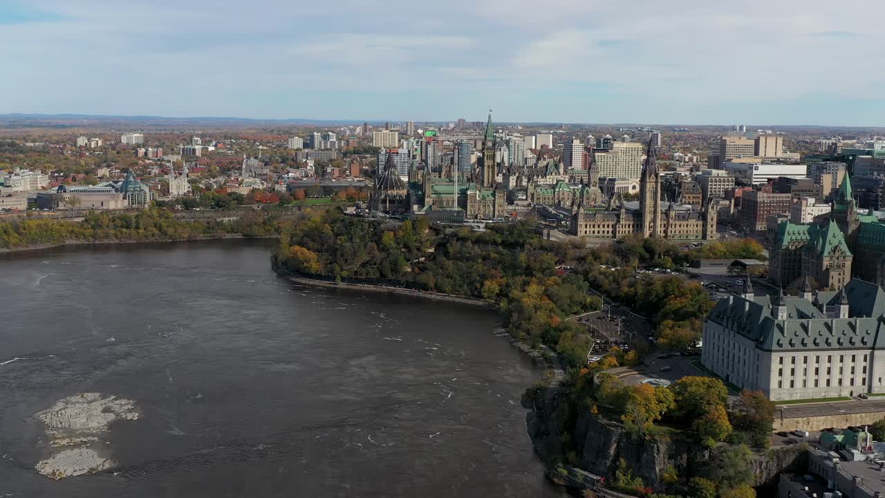 Kanada, Ottawa'da sonbaharda Parlamento Tepesi