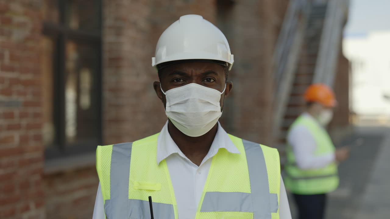 trabajador de la construcción en un sitio de construcción