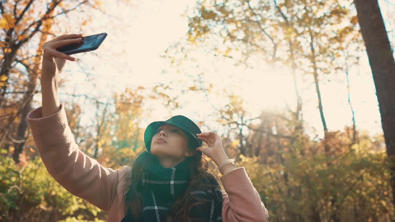 가을 공원에서 셀피를 찍는 여자