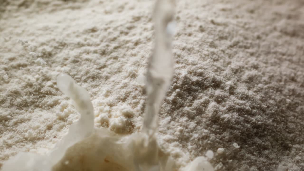 녹색 레몬 조각이 실제 고추가 있는 고추 가루로 떨어지는 테이블탑 슬로우 모션 샷