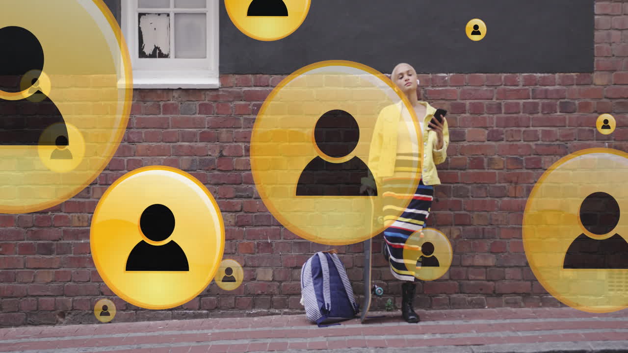 animación de iconos de redes sociales sobre mujeres biraciales que usan teléfonos inteligentes.