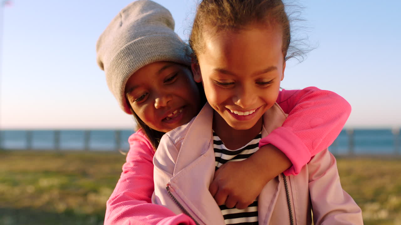 dos hermanas divirtiéndose en la playa.