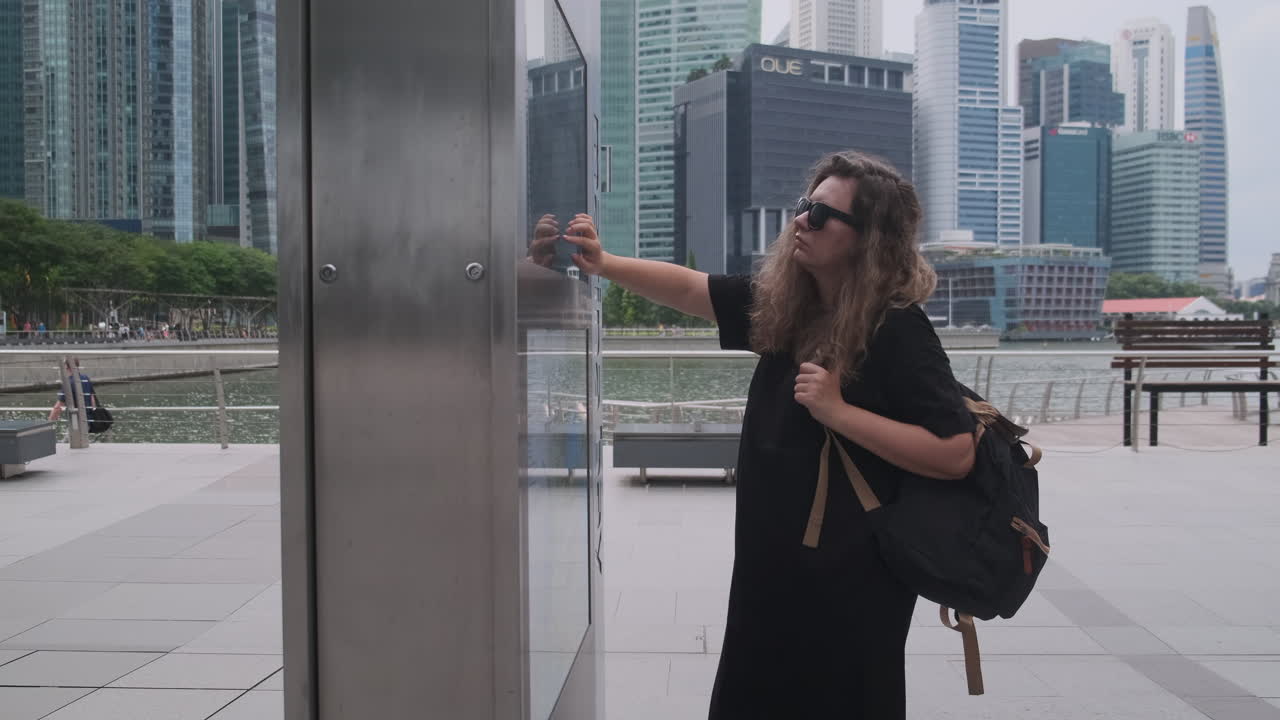 utilizando el quiosco de información turística en la ciudad