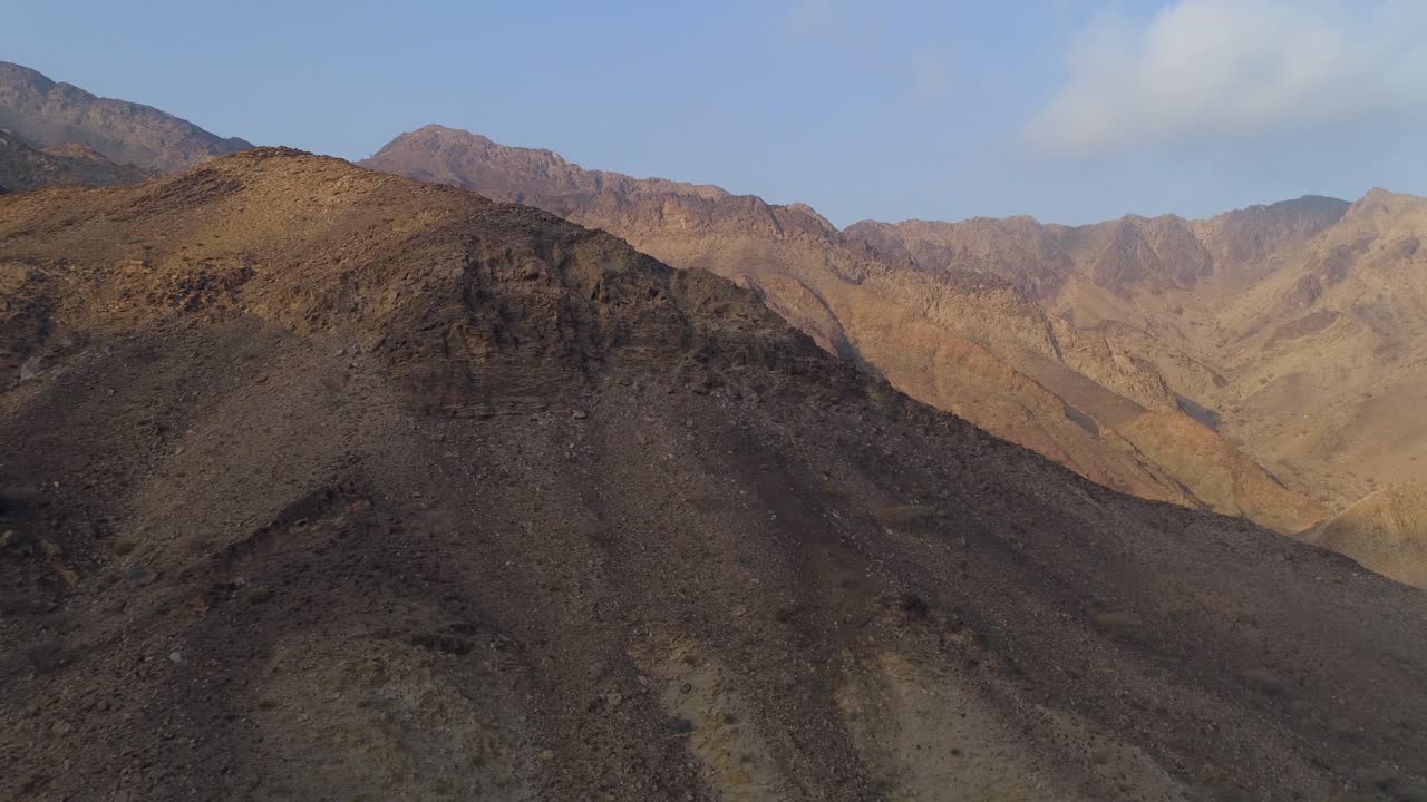 Ripresa aerea: montagne che si rivelano a Hatta