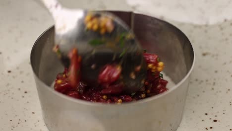 preparación de tartare de carne de res en un anillo de metal