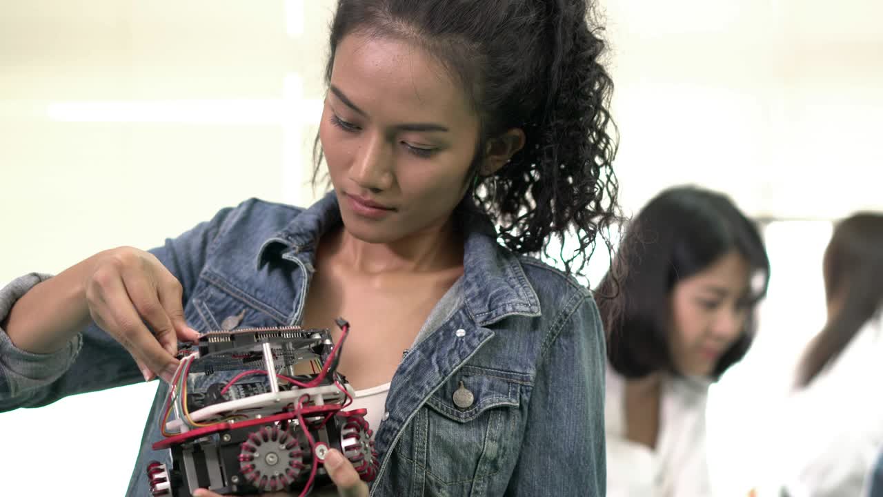 ingeniera mujer colaborando en el desarrollo de robots en laboratorios modernos. concepto de tecnología de hardware, ingeniería robótica, motor de automóviles y control de automatización. resolución 4k.