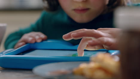 Niño-Usando-Tableta-Digital-Niño-Jugando-Juegos-Divirtiéndose-Aprendiendo-En-Tecnología-De-Pantalla-Táctil-En-Casa-Durante-El-Desayuno