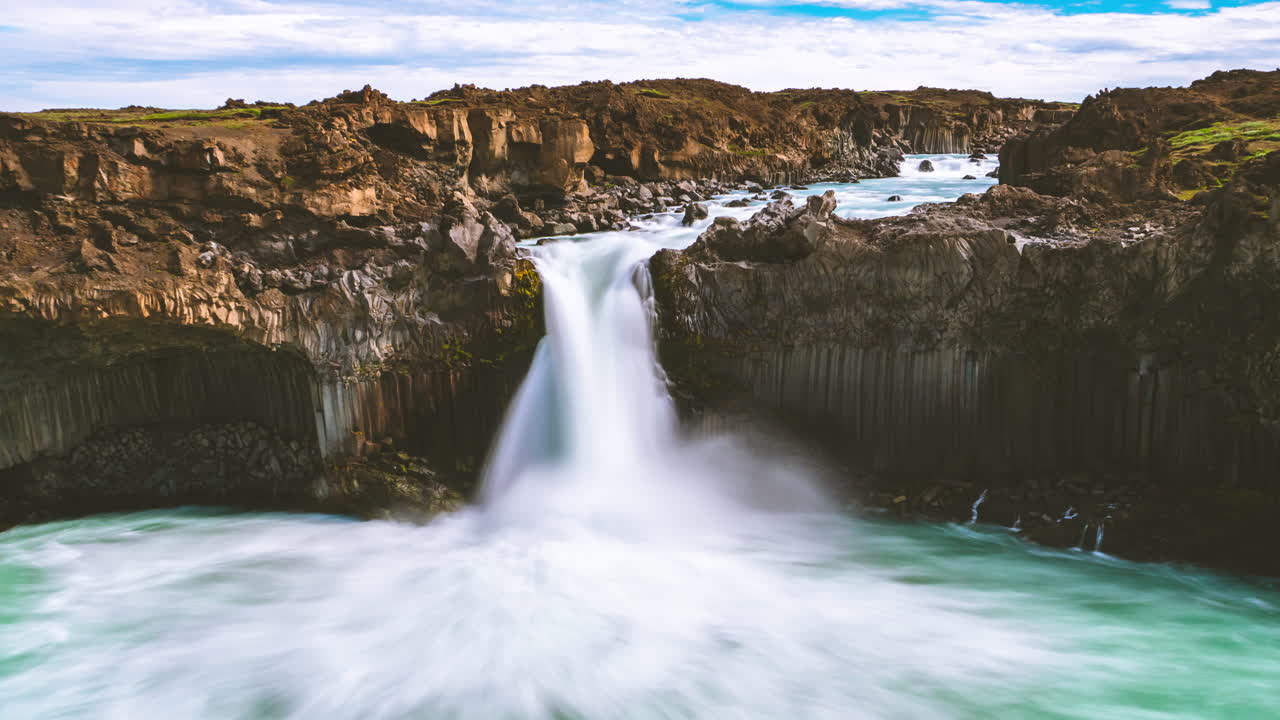 imágenes en lapso de tiempo de la cascada de aldeyjarfoss en el norte de islandia.