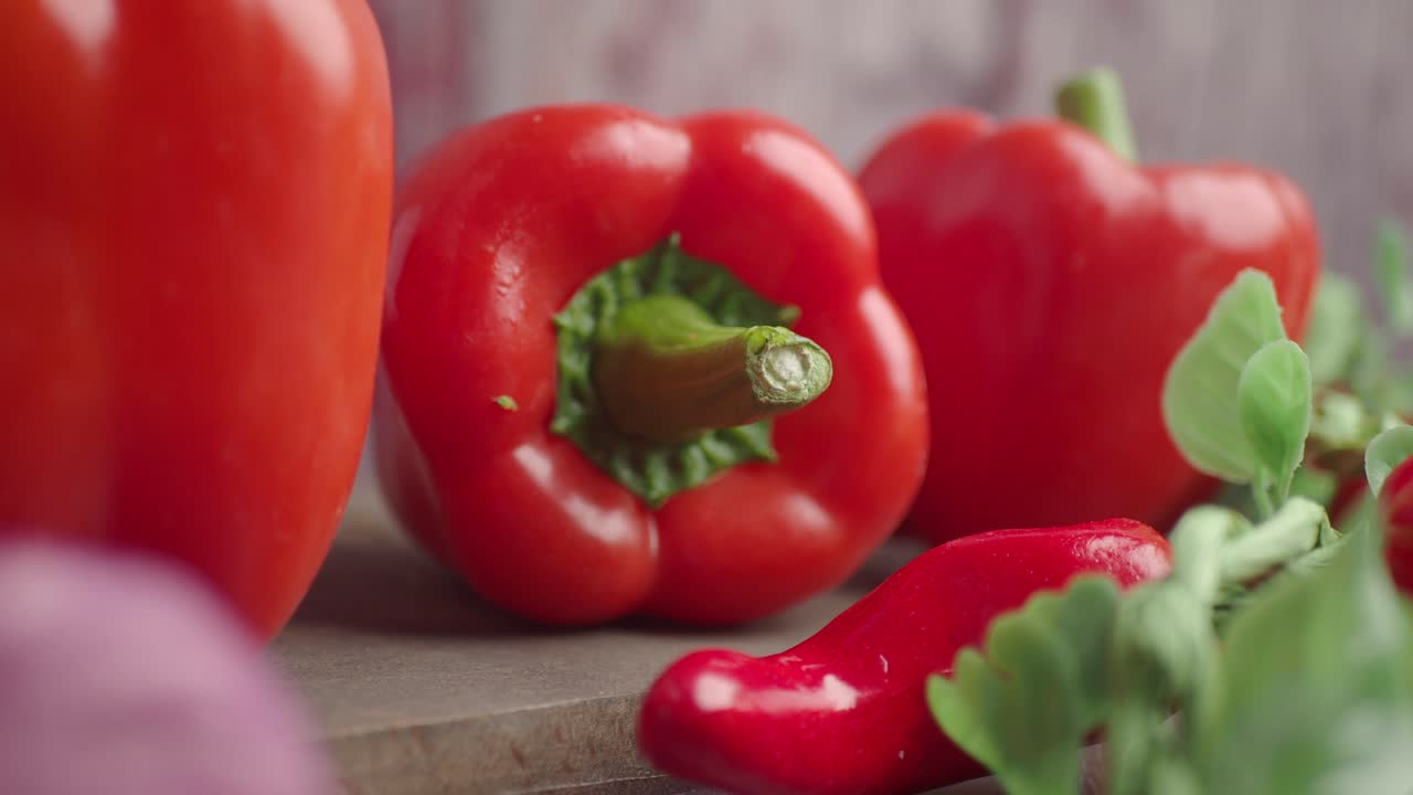 Detail čerstvých červených paprik a chilli papriček.