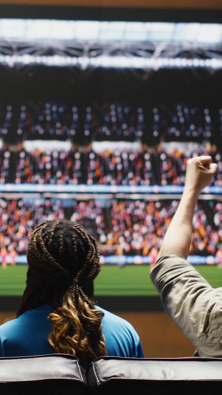Video verticale. Tifosi di calcio festeggiano un gol, con una trasmissione immersiva che crea un'esperienza da stadio